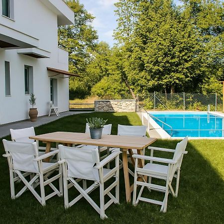 Aristotelia Gi Ikies - Olympiada Poolside Retreats Luaran gambar