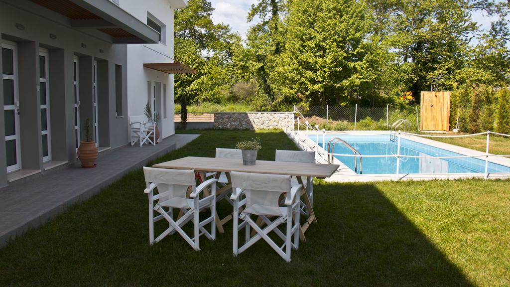 Aristotelia Gi Ikies - Olympiada Poolside Retreats Luaran gambar